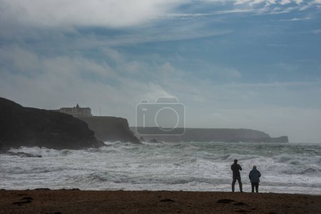 Foto de Olas rompiendo en la playa en Church Cove en Cornwall Imagen del paisaje del Reino Unido del clima tormentoso de verano - Imagen libre de derechos