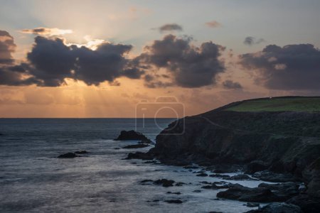 Téléchargez les photos : Belle image de paysage de coucher de soleil d'été de Lizard Point en Cornouailles au Royaume-Uni pendant le crépuscule coloré - en image libre de droit