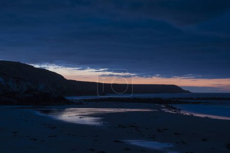 Téléchargez les photos : Image absolument époustouflante du paysage du lever du soleil de Kennack Sands en Cornouailles au Royaume-Uni avec des nuages lunaires spectaculaires et un éclat de soleil vibrant - en image libre de droit