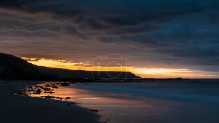 Foto de Absolutamente impresionante imagen del paisaje de salida del sol de Kennack Sands en Cornualles Reino Unido wuth dramáticas nubes de mal humor y vibrante explosión de sol - Imagen libre de derechos
