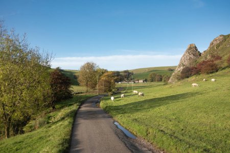 Téléchargez les photos : Belle image de paysage de vue le long des voies de campagne vers Chrome Hil dans Peak District Nationa lPark en Angleterre - en image libre de droit