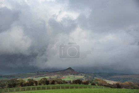 Foto de Hermosa imagen panorámica del paisaje de la campiña inglesa en el Parque Nacional Peak District - Imagen libre de derechos