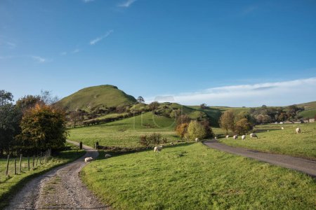 Foto de Hermosa imagen de paisaje de la vista a lo largo de los carriles del país hacia Chrome Hil en Peak District Nationa lPark en Inglaterra - Imagen libre de derechos