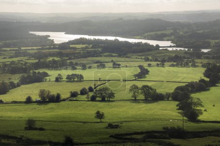 Téléchargez les photos : Belle vue large paysage image de la campagne anglaise dans le parc national Peak District - en image libre de droit