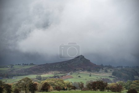 Foto de Hermosa imagen panorámica del paisaje de la campiña inglesa en el Parque Nacional Peak District - Imagen libre de derechos