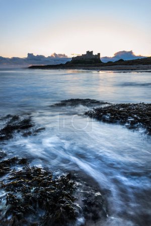 Téléchargez les photos : Belle image de paysage de la plage de Northumberland dans le nord de l'Angleterre pendant le lever du soleil d'hiver - en image libre de droit