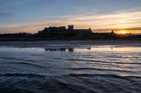 Téléchargez les photos : Belle image aérienne de paysage de drone de la plage Northumberland dans le nord de l'Angleterre pendant le lever du soleil d'hiver - en image libre de droit