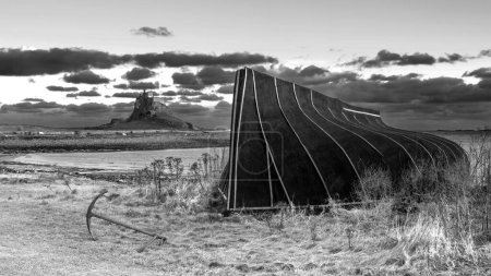 Foto de Impresionante imagen de paisaje en blanco y negro de Lindisfarne, Holy Island en Northumberland Inglaterra durante el día de invierno malhumorado - Imagen libre de derechos