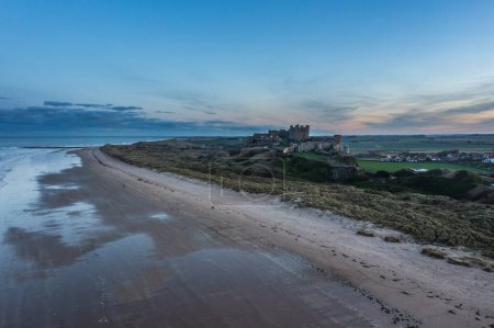 Téléchargez les photos : Belle image aérienne de paysage de drone de la plage Northumberland dans le nord de l'Angleterre pendant le lever du soleil d'hiver - en image libre de droit
