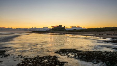 Téléchargez les photos : Belle image de paysage de la plage de Northumberland dans le nord de l'Angleterre pendant le lever du soleil d'hiver - en image libre de droit