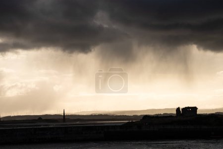 Foto de Impresionante imagen de paisaje de Lindisfarne, Isla Santa en Northumberland Inglaterra durante el día de invierno malhumorado - Imagen libre de derechos