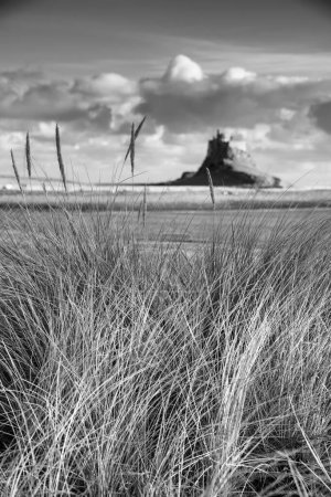Foto de Impresionante paisaje en blanco y negro imagen de Lindisfarne, Holy Island en Northumberland Inglaterra durante el día de invierno malhumorado - Imagen libre de derechos