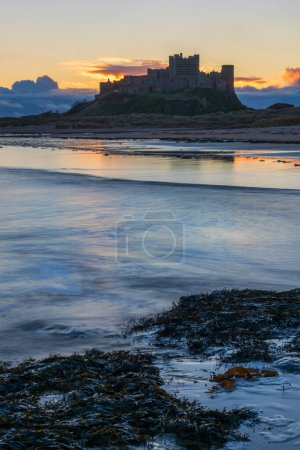 Foto de Hermosa imagen del paisaje de la playa de Northumberland en el norte de Inglaterra durante el amanecer de invierno - Imagen libre de derechos