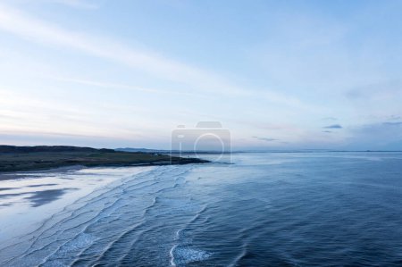 Foto de Hermosa imagen del paisaje del dron aéreo de la playa de Northumberland en el norte de Inglaterra durante el amanecer de invierno - Imagen libre de derechos