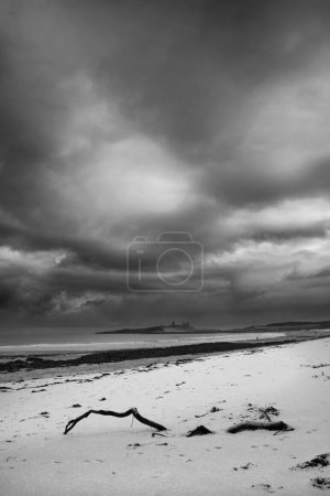 Schöne ungewöhnliche schwarz-weiße launische Winterlandschaft aus Schnee am Embleton Bay Strand in Northumberland England