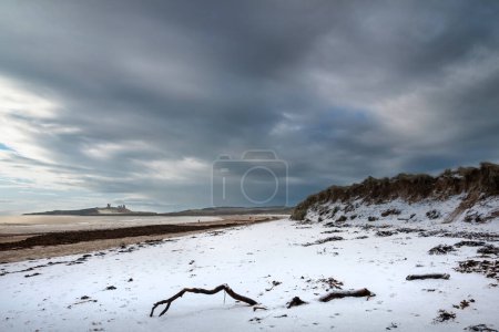Foto de Hermoso paisaje inusual de invierno de nieve en la playa de Embleton Bay en Northumberland Inglaterra - Imagen libre de derechos