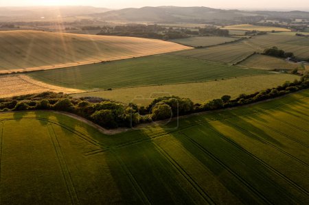 Téléchargez les photos : Belle image de paysage de drone aérien d'été de campagne anglaise entourant Firle Beacon dans le parc national South Downs - en image libre de droit