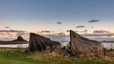 Téléchargez les photos : Superbe image de paysage de Lindisfarne, île Sainte dans le Northumberland Angleterre pendant la journée d'hiver lunatique - en image libre de droit
