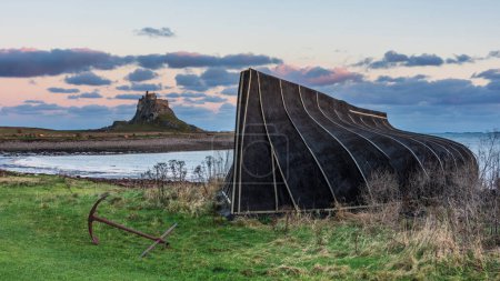 Foto de Impresionante imagen de paisaje de Lindisfarne, Isla Santa en Northumberland Inglaterra durante el día de invierno malhumorado - Imagen libre de derechos