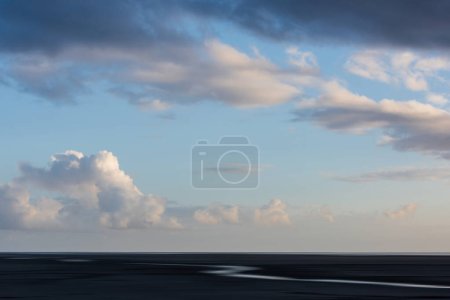 Foto de Hermoso cielo pastel suave sobre el paisaje de playa de marea baja al atardecer - Imagen libre de derechos