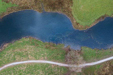 Téléchargez les photos : Belle image aérienne de paysage de drone sur la rivière Brathay près d'Elterwater dans le Lake District avec Langdale Pikes à distance - en image libre de droit