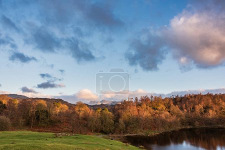 Téléchargez les photos : Superbe image de paysage printanier dans Lake District regardant vers Langdale Pikes pendant le coucher de soleil coloré - en image libre de droit