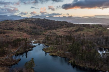 Atemberaubende Drohnenlandschaftsaufnahme des Lake District während des Frühlings lebendiger Sonnenuntergang