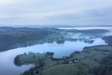 Téléchargez les photos : Superbe image aérienne de paysage de drones de l'inversion des nuages autour de l'eau Esthwaite dans le Lake District pendant l'heure bleue du lever du soleil printanier - en image libre de droit
