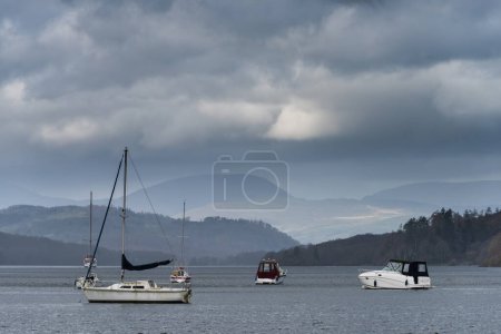 Foto de Paisaje imagen de barcos de recreo en el lago Windermere en Lake District durante nublado Tarde de primavera con telón de fondo de montaña - Imagen libre de derechos
