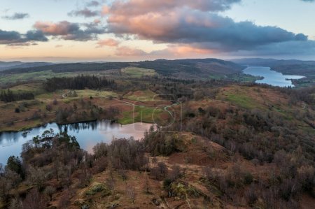 Téléchargez les photos : Superbe image aérienne de paysage de drone du Lake District pendant le coucher de soleil vibrant du printemps - en image libre de droit