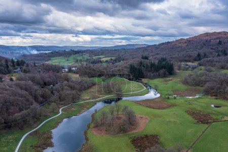 Schöne Drohnenlandschaft über dem Fluss Brathay bei Elterwater im Lake District mit Langdale Pikes in der Ferne