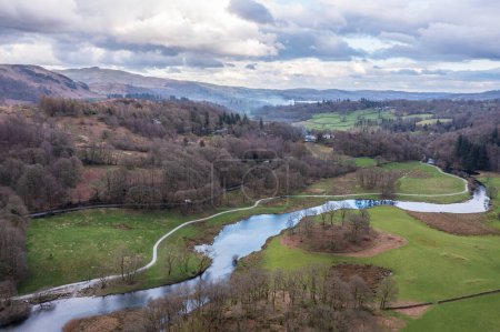 Schöne Drohnenlandschaft über dem Fluss Brathay bei Elterwater im Lake District mit Langdale Pikes in der Ferne