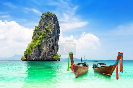 Foto de Hermosa playa de la isla de Koh Poda con barco de cola larga de madera tradicional tailandesa en la provincia de Krabi, Tailandia. Koh Poda (Isla Poda) en la provincia de Krabi tiene playa de arena blanca y agua cristalina. - Imagen libre de derechos