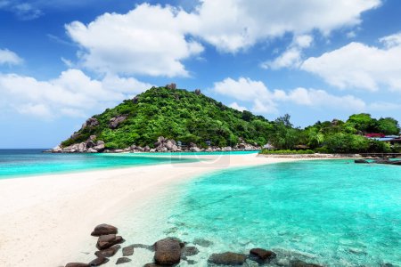 Foto de Bahía Nang Yuan con playa de arena blanca y cielo azul en el día de verano, Koh Tao, Tailandia. Hermoso fondo de playa tropical. Isla Nang Yuan en un día de verano, Koh Tao, Tailandia. - Imagen libre de derechos