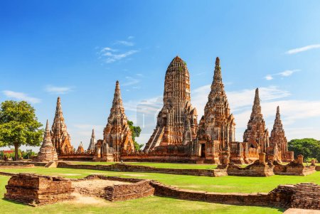 Foto de Pagoda en el templo de Wat Chaiwatthanaram es uno del templo famoso en Ayutthaya, Tailandia. Templo en el Parque Histórico Ayutthaya, Ayutthaya, Tailandia. Patrimonio mundial de la UNESCO. - Imagen libre de derechos