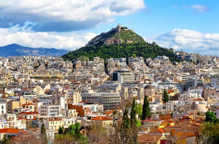 Blick auf den Lycabettus Berg vom Akropolis Hügel in Athen, Griechenland. Stadtbild der historischen Stadt Athen mit alten und modernen griechischen Häusern. 