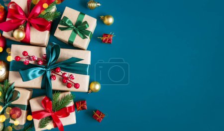 Foto de Fondo azul navideño con cajas de regalo atadas con cintas de seda y decoraciones navideñas. Fondo de vacaciones de Navidad. Vista superior con espacio de copia. - Imagen libre de derechos