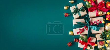 Foto de Fondo verde navideño con cajas de regalo atadas con cintas de seda y decoraciones navideñas. Fondo de vacaciones de Navidad. Vista superior con espacio de copia. - Imagen libre de derechos