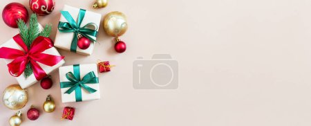 Foto de Fondo dorado navideño con cajas de regalo y decoraciones navideñas. Fondo de vacaciones de Navidad. Vista superior con espacio de copia. - Imagen libre de derechos