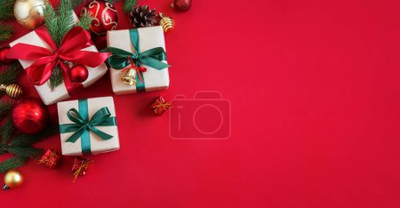 Foto de Fondo rojo festivo con cajas de regalo y decoraciones navideñas. Fondo de vacaciones de Navidad. Vista superior con espacio de copia. - Imagen libre de derechos