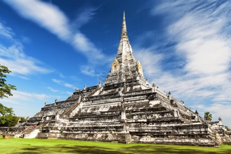 Foto de Wat Phu Khao Thong es un templo antiguo en la provincia de Phra Nakhon Si Ayutthaya. Pagoda blanca Wat Phu Khao Thong chedi en Ayutthaya, Tailandia. - Imagen libre de derechos