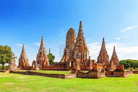 Foto de Pagoda en el templo de Wat Chaiwatthanaram es uno del templo famoso en Ayutthaya, Tailandia. Templo en Ayutthaya Historical Park, Tailandia. Patrimonio mundial de la UNESCO. - Imagen libre de derechos