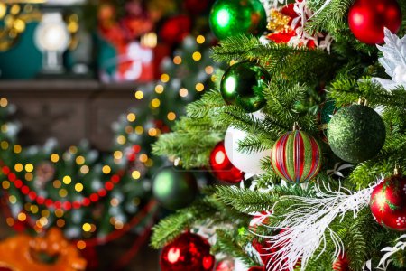 Foto de Feliz Navidad y Feliz Año Nuevo fondo de vacaciones. Árbol de Navidad y decoraciones navideñas con bolas y luz bokeh. - Imagen libre de derechos