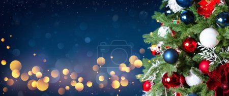 Foto de Árbol de Navidad con adornos, bolas y luces sobre fondo azul oscuro. Feliz Navidad y una feliz tarjeta de felicitación de Año Nuevo. Fondo de vacaciones de invierno. - Imagen libre de derechos