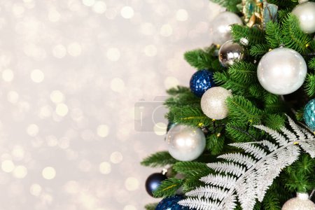 Foto de Árbol navideño con adornos y bolas sobre fondo dorado con luces bokeh. Feliz Navidad y una feliz tarjeta de felicitación de Año Nuevo. Fondo de vacaciones de invierno. - Imagen libre de derechos