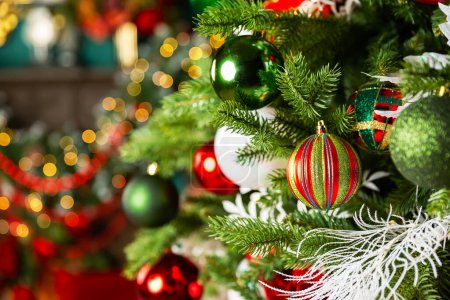 Téléchargez les photos : Joyeux Noël et Joyeuses fêtes de fin d'année. Arbre de Noël et décorations de Noël maison de vacances avec des boules et bokeh lumière. - en image libre de droit