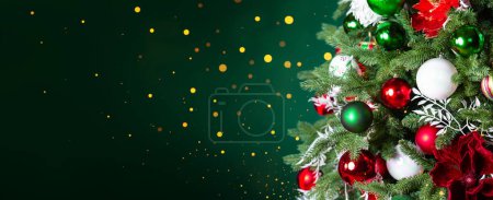 Foto de Árbol de Navidad con adornos, bolas y luces sobre fondo verde oscuro. Feliz Navidad y una feliz tarjeta de felicitación de Año Nuevo. Fondo de vacaciones de invierno. - Imagen libre de derechos