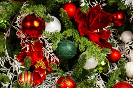 Foto de Primer plano de bolas en el árbol de Navidad. Decoraciones navideñas con bolas, luces y guirnaldas en el fondo del árbol de Navidad. Decoración de vacaciones. - Imagen libre de derechos