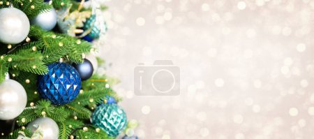 Foto de Árbol navideño con adornos, guirnalda y bolas sobre fondo dorado con luces bokeh. Feliz Navidad y una feliz tarjeta de felicitación de Año Nuevo. Fondo de vacaciones de invierno. - Imagen libre de derechos