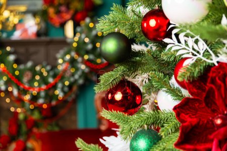 Foto de Feliz Navidad y Feliz Año Nuevo fondo de vacaciones. Árbol de Navidad y decoraciones navideñas con bolas y luces bokeh. - Imagen libre de derechos